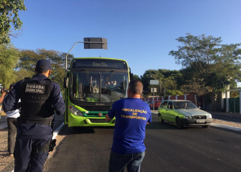 Strans notifica 27 ônibus com excesso de passageiros nesta segunda-feira (31)
